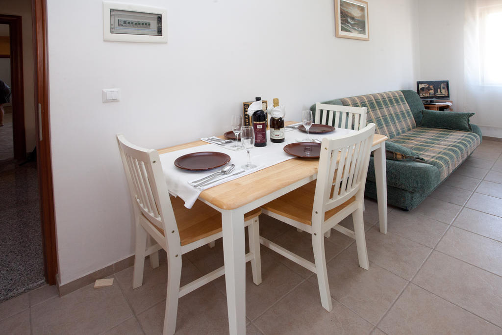 Yacht Beach Apartments Kaštela Δωμάτιο φωτογραφία
